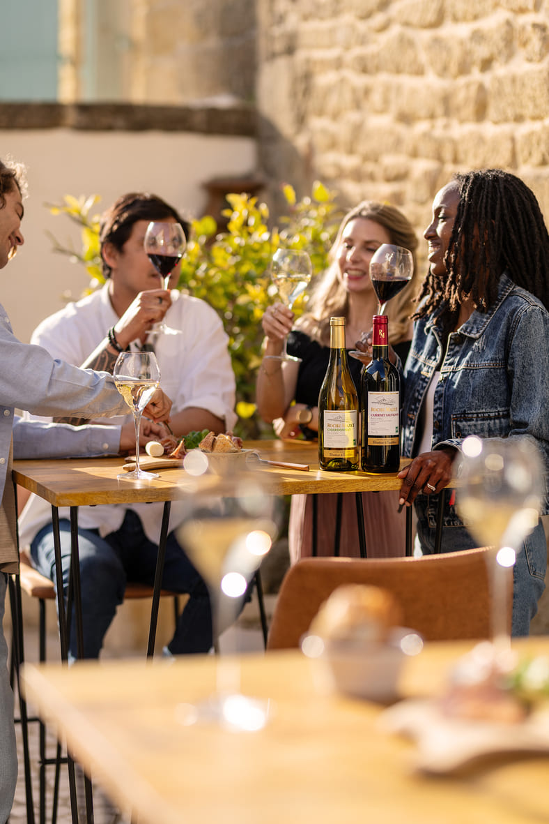 personnes à l'apéritif